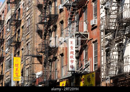 New York, United States of America, 22. September 2019: Wohnhäuser mit typischen Feuerwehren im Stadtteil Chinatown in Manhattan Stockfoto