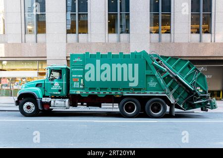 New York, USA, 20. September 2019: Ein großer grüner Müllwagen in den Straßen von Manhattan Stockfoto