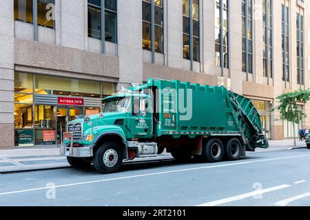 New York, USA, 20. September 2019: Ein großer grüner Müllwagen in den Straßen von Manhattan Stockfoto