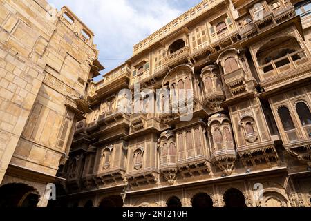 Jaisalmer, Indien, 6. Dezember 2019: Fassade des wunderschönen Patwon Ki Haveli im historischen Stadtzentrum Stockfoto