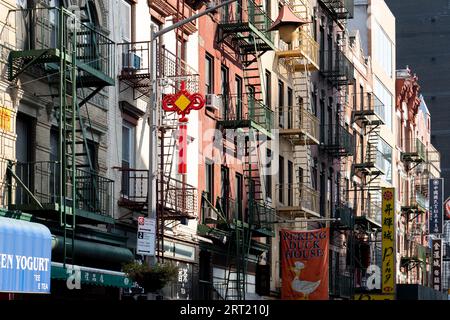 New York, United States of America, 22. September 2019: Wohnhäuser mit typischen Feuerwehren im Stadtteil Chinatown in Manhattan Stockfoto