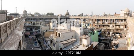 Old Delhi, Indien, 4. Dezember 2019: Gadodia Market Building am Gewürzmarkt an der Khari Baoli Road Stockfoto