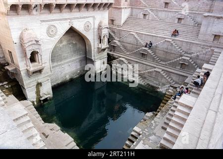 Jodhpur, Indien, 8. Dezember 2019: Die historische Steppe Toorji Ka Jhalra im historischen Stadtzentrum Stockfoto