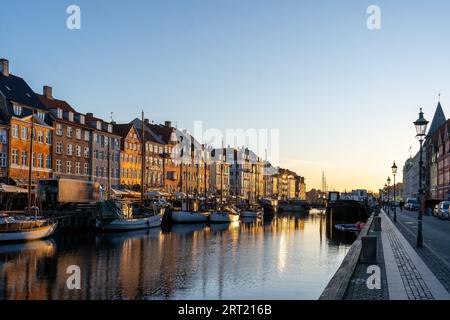 Kopenhagen, Dänemark, 02. Februar 2020: Bunte Häuser und Boote im berühmten Nyhavn bei Sonnenaufgang Stockfoto