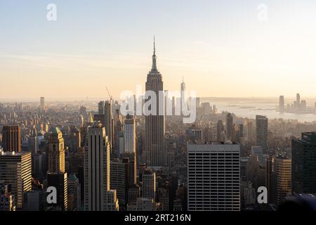 NYC, USA, 21. September 2019: Skyline von NYC mit dem Empire State Building im Vordergrund, von der Spitze des Rockefeller Center aus gesehen Stockfoto