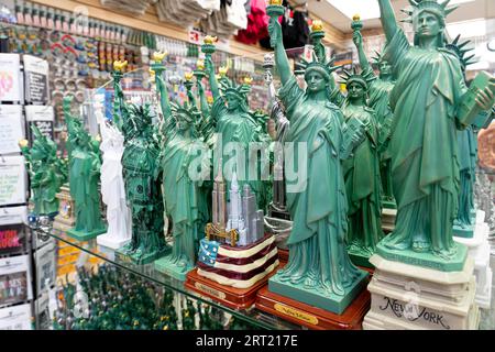 New York, USA, 20. September 2019: Sammlung einer kleinen Statue zum Verkauf in einem Souvenirladen in Manhattan Stockfoto