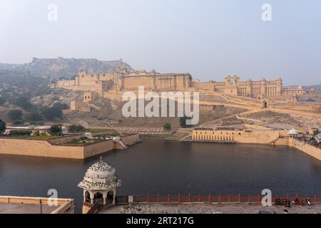 Jaipur, Indien, 12. Dezember 2019: Außenansicht des historischen Amber Fort Stockfoto