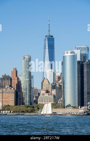 New York, Vereinigte Staaten von Amerika, 19. September 2019: Segelboot vor der Skyline von Lower Manhattan Stockfoto