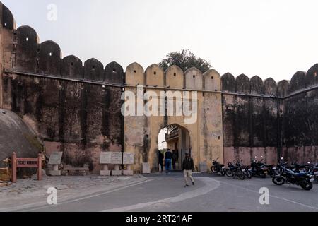 Jaipur, Indien, 12. Dezember 2019: Menschen gehen durch das Eingangstor zum Narhargarh Fort Stockfoto