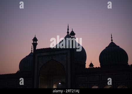 Delhi, Indien, 4. Dezember 2019: Silhouette des historischen Jama Masjid bei Sonnenuntergang Stockfoto