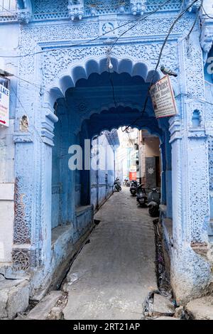 Jodhpur, Indien, 9. Dezember 2019: Ein altes Tor zu einem traditionellen blauen Haus Stockfoto