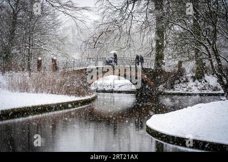 Kopenhagen, Dänemark, 6. Januar 2021: Menschen genießen einen schneebedeckten Wintertag in Frederiksberg Gardens Stockfoto