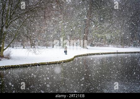 Kopenhagen, Dänemark, 6. Januar 2021: Menschen genießen einen schneebedeckten Wintertag in Frederiksberg Gardens Stockfoto