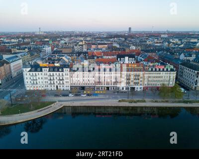 Kopenhagen, Dänemark, 17. April 2020: Luftdrohnen-Ansicht von Neonlicht-Werbetafeln auf Gebäuden in der Nacht Stockfoto