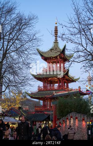 Kopenhagen, Dänemark, 20. November 2020: Weihnachtsbeleuchtung und -Dekoration im berühmten Tivoli-Garten Stockfoto