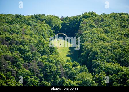 Gleitschirmfliegen auf dem Krausberg im Ahrtal bei Dernau Stockfoto