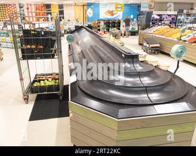 MELBOURNE, AUSTRALIEN, 17. MÄRZ 2020: Leeres Obst- und Gemüseregal in einem australischen Supermarkt nach Panikkkauf aufgrund der COVID-19-Pandemie Stockfoto