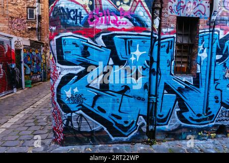 Melbourne, Australien, 12. Juni 2020: Street Art und Graffiti, berühmt in Melbourne, werden in der Gegend von Fitzroy in der Nähe der Brunswick Street gesehen Stockfoto