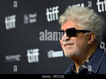 Toronto, Kanada. September 2023. Pedro Almodovar nimmt am Samstag, den 9. September 2023, an der Fotoaktion für die Reihe „in Conversation with“ Teil, die Filmschaffende und Schauspieler während des Toronto International Film Festival auf der TIFF Bell Lightbox in Toronto, Kanada, interviewt. Foto von Chris Chew/UPI Credit: UPI/Alamy Live News Stockfoto