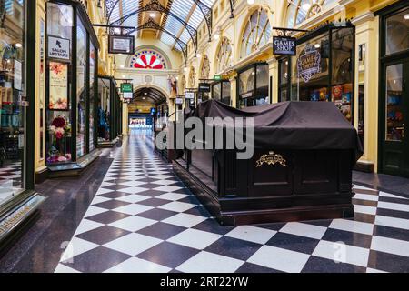 Melbourne, Australien, 22. August 2020: Die einst beliebte Royal Arcade Mall im zentralen Geschäftsviertel von Melbourne ist während der Coronavirus-Pandemie ruhig und verlassen. Stockfoto