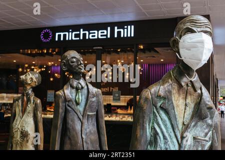 Melbourne, Australien, 27. Oktober 2020: Bourke St und Swanston St in Melbourne und die berühmten „drei Geschäftsleute, die ihr eigenes Mittagessen mitbrachten“ Stockfoto