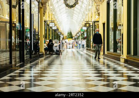 Melbourne, Australien, 1. November 2020: Die Royal Arcade Mall in Melbourne beginnt wieder zu einem normalen Leben zurückzukehren, wenn die Käufer während des Coronavirus zurückkehren Stockfoto