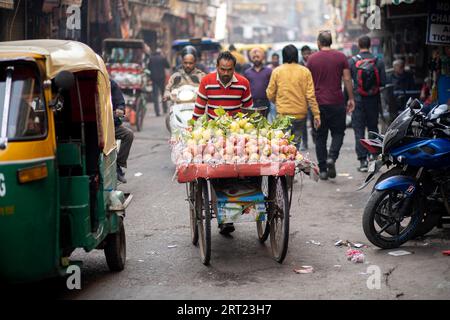 Delhi, Indien, 4. Dezember 2019: Menschen auf der belebten Straße am Main Bazaar im Bezirk Paharganj Stockfoto