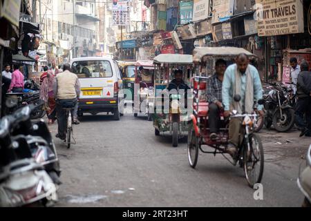 Delhi, Indien, 4. Dezember 2019: Menschen auf der belebten Straße am Main Bazaar im Bezirk Paharganj Stockfoto