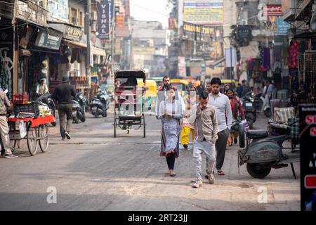 Delhi, Indien, 4. Dezember 2019: Menschen auf der belebten Straße am Main Bazaar im Bezirk Paharganj Stockfoto