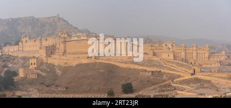 Jaipur, Indien, 12. Dezember 2019: Außenansicht des historischen Amber Fort Stockfoto