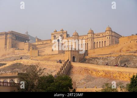 Jaipur, Indien, 12. Dezember 2019: Außenansicht des historischen Amber Fort Stockfoto