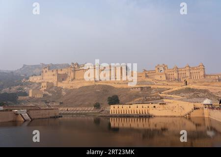 Jaipur, Indien, 12. Dezember 2019: Außenansicht des historischen Amber Fort Stockfoto