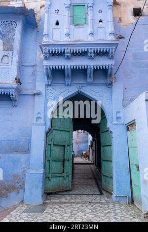 Jodhpur, Indien, 9. Dezember 2019: Ein altes Tor zu einem traditionellen blauen Haus Stockfoto