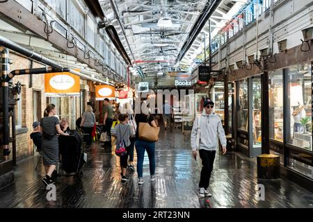 New York City, USA, 21. September 2019: Menschen spazieren durch die Geschäfte des historischen Chelsea Market Stockfoto