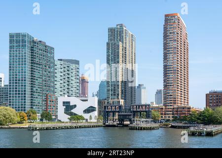 Long Island City, USA, 23. September 2019: Pier und Gebäude in Long Island City Stockfoto