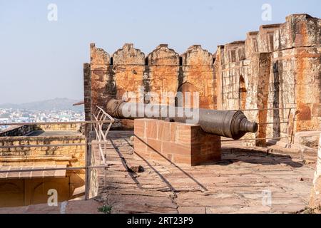 Jodhpur, Indien, 9. Dezember 2019: Eine große alte Kanone im Mehrangarh Fort Stockfoto