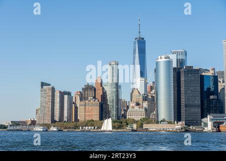 New York, Vereinigte Staaten von Amerika, 19. September 2019: Segelboot vor der Skyline von Lower Manhattan Stockfoto