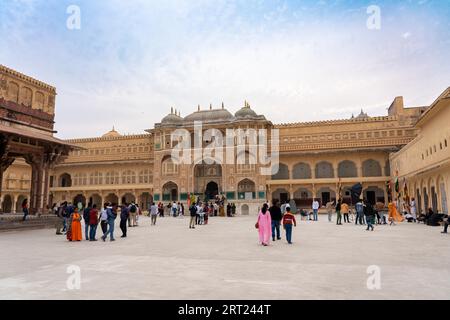 Jaipur, Indien, 12. Dezember 2019: People in the Courtyard at Historic Amber Fort Stockfoto