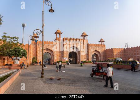 Jaipur, Indien, 11. Dezember 2019: Ajmeri Gate, ein rosafarbenes Stadttor zum historischen Stadtzentrum Stockfoto