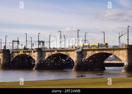 Der Sonnenschein zieht viele Dresdener im Freien an. Alle hoffen auf eine Lockerung der Crona-Maßnahmen. Paddler an der Elbe bei Marienruecke Stockfoto