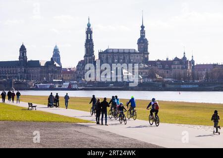 Der Sonnenschein zieht viele Dresdener im Freien an. Alle hoffen auf eine Lockerung der Crona-Maßnahmen Stockfoto