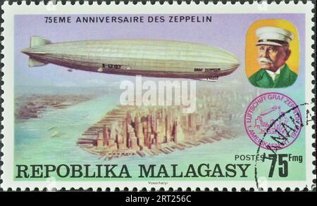 Annullierte Briefmarke gedruckt von Grenada, die den 75. Jahrestag des ersten Zeppelin-Fluges um 1977 feiert. Stockfoto