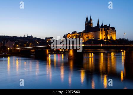 Die Elbe in Meissen ist nach dem Abschmelzen des Schnees leicht hoch, der Burgberg spiegelt sich zur blauen Stunde im Fluss Stockfoto