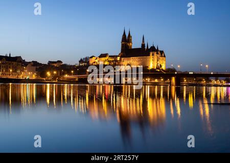 Die Elbe in Meissen ist nach dem Abschmelzen des Schnees leicht hoch, der Burgberg spiegelt sich zur blauen Stunde im Fluss Stockfoto