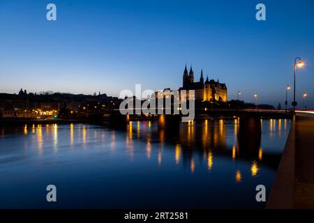 Die Elbe in Meissen ist nach dem Abschmelzen des Schnees leicht hoch, der Burgberg spiegelt sich zur blauen Stunde im Fluss Stockfoto