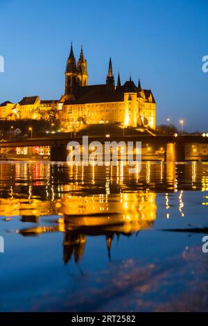 Die Elbe in Meissen ist nach dem Abschmelzen des Schnees leicht hoch, der Burgberg spiegelt sich zur blauen Stunde im Fluss Stockfoto