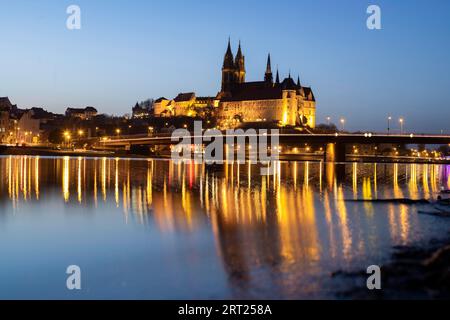 Die Elbe in Meissen ist nach dem Abschmelzen des Schnees leicht hoch, der Burgberg spiegelt sich zur blauen Stunde im Fluss Stockfoto