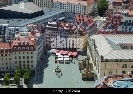 Blick von der Laterne der Dresdner Marienkirche auf den Neumarkt mit dem neu erbauten Gewandhaus Stockfoto