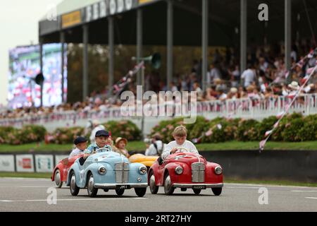 Junge Rennfahrer treten im Settrington Cup beim Goodwood Revival auf dem Goodwood Motor Circuit in West Sussex an. Bilddatum: Sonntag, 10. September 2023. Stockfoto