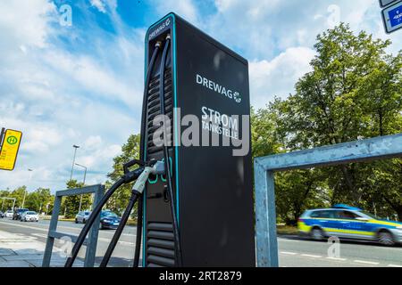 MOBI bündelt die städtischen und umweltfreundlichen Mobilitätsoptionen von Straßenbahnen, Bussen, Leihfahrrädern und Autos sowie Ladestationen für E-Autos Stockfoto